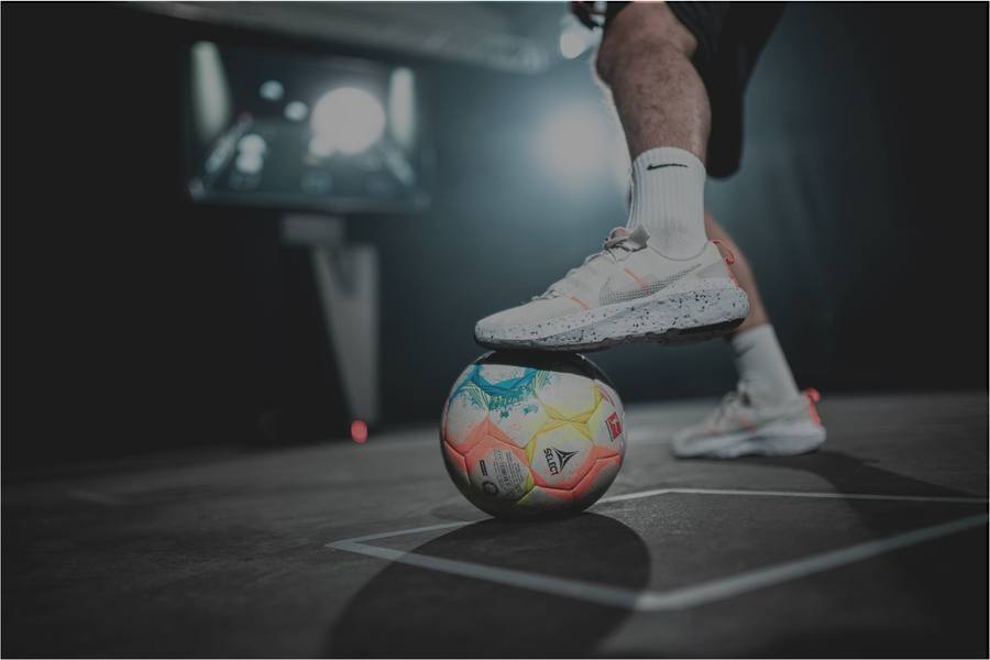 Fuß auf einem Ball auf der SkillCourt-Fläche